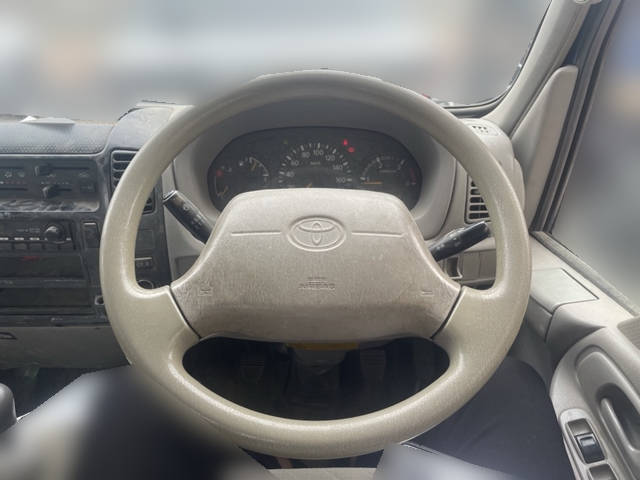 トヨタトヨエース平ボディ小型（2t・3t）[写真28]