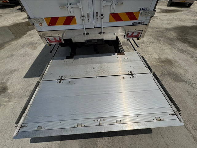 いすゞフォワード冷凍車（冷蔵車）中型（4t）[写真07]