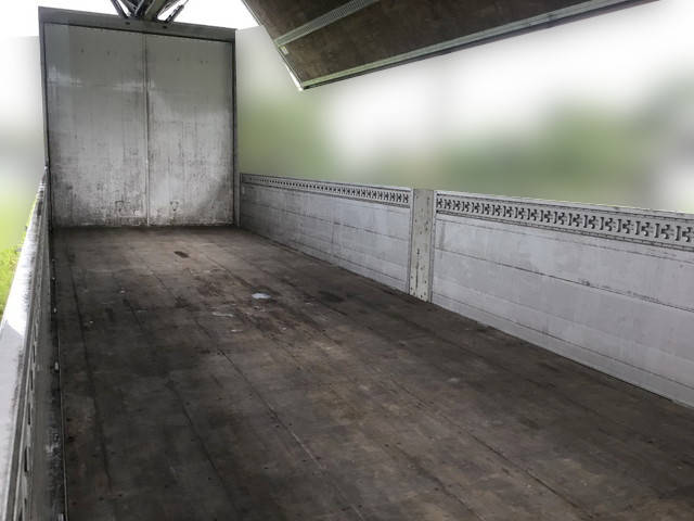 いすゞギガアルミウイング大型（10t）[写真12]