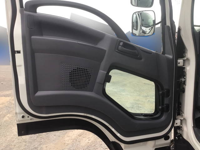 いすゞフォワード冷蔵冷凍ウイング中型（4t）[写真30]