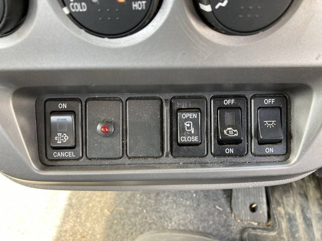 UDトラックスコンドル平ボディ中型（4t）[写真37]