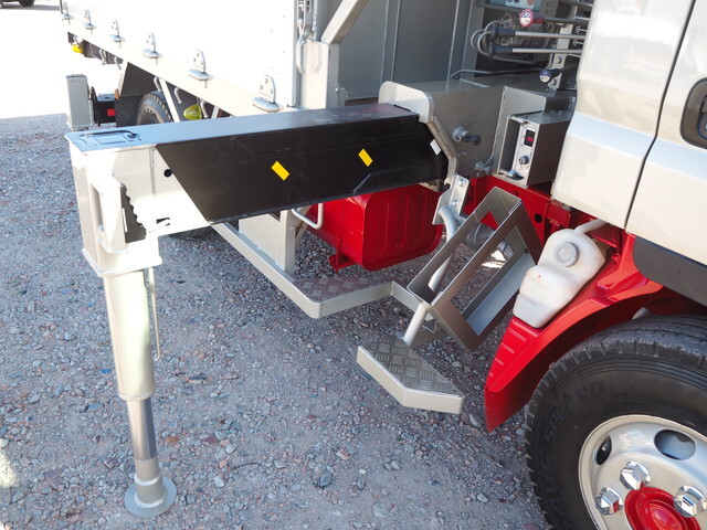 三菱ふそうキャンター平ボディ小型（2t・3t）[写真09]