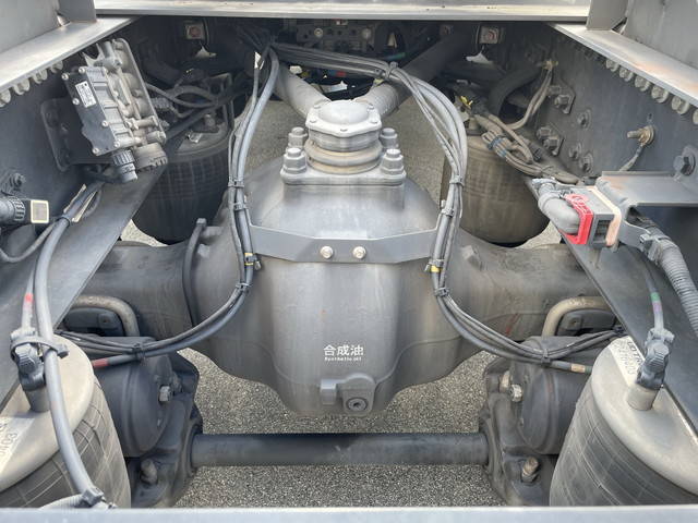 UDトラックスクオントレーラーヘッド（トラクターヘッド）大型（10t）[写真12]