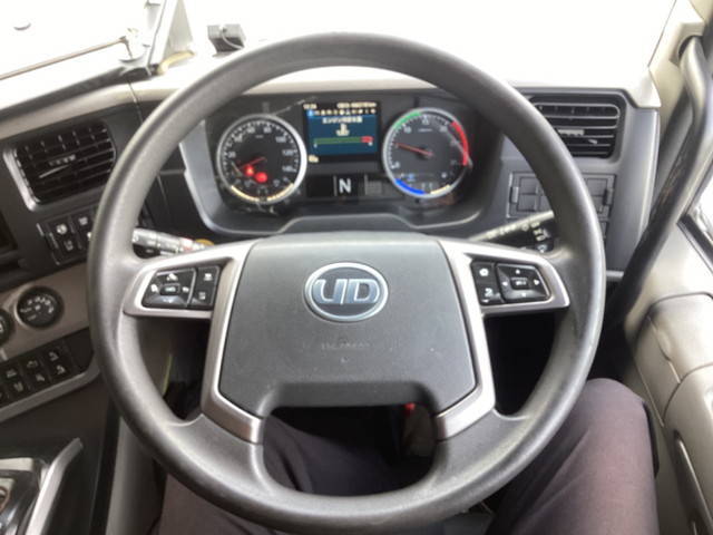 UDトラックスクオントレーラーヘッド（トラクターヘッド）大型（10t）[写真16]