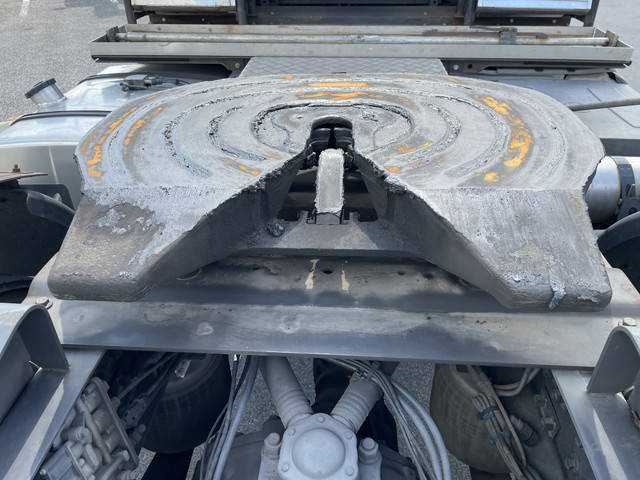 UDトラックスクオントレーラーヘッド（トラクターヘッド）大型（10t）[写真09]