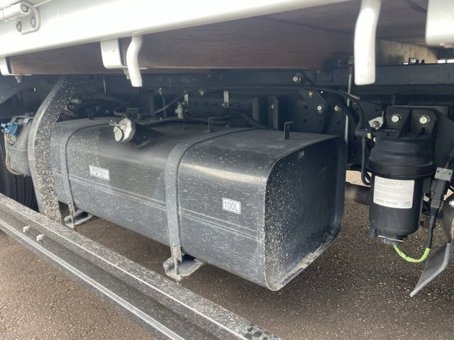 三菱ふそうキャンター平ボディ小型（2t・3t）[写真09]