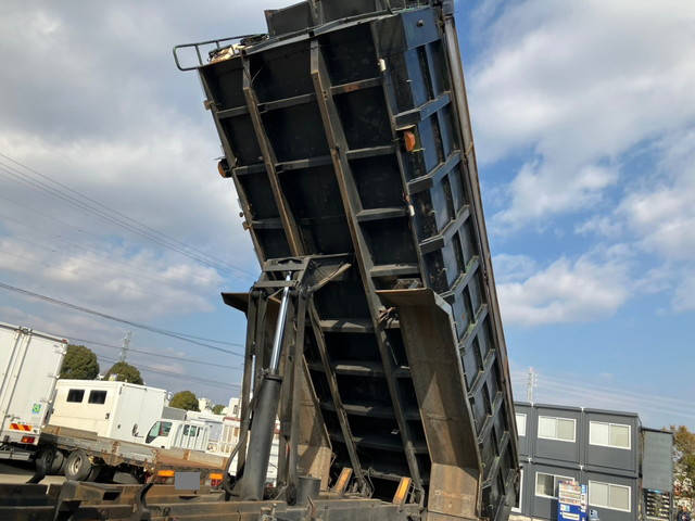 UDトラックスクオン深ダンプ（土砂禁ダンプ）大型（10t）[写真23]
