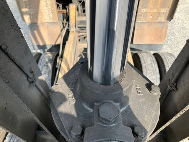 UDトラックスクオン深ダンプ（土砂禁ダンプ）大型（10t）[写真24]