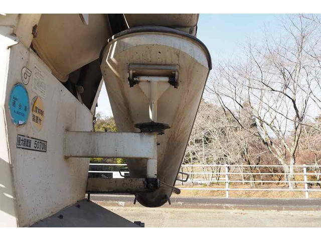 UDトラックスコンドルミキサー車（コンクリートミキサー）増トン（6t・8t）[写真11]