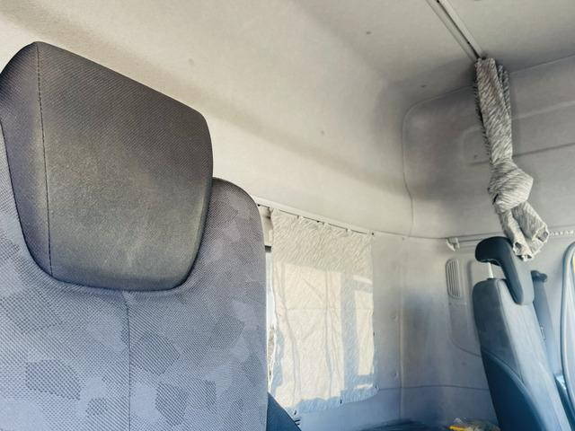 UDトラックスクオントレーラーヘッド（トラクターヘッド）大型（10t）[写真24]