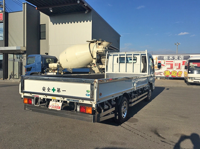 三菱ふそうキャンター平ボディ小型（2t・3t）[写真02]