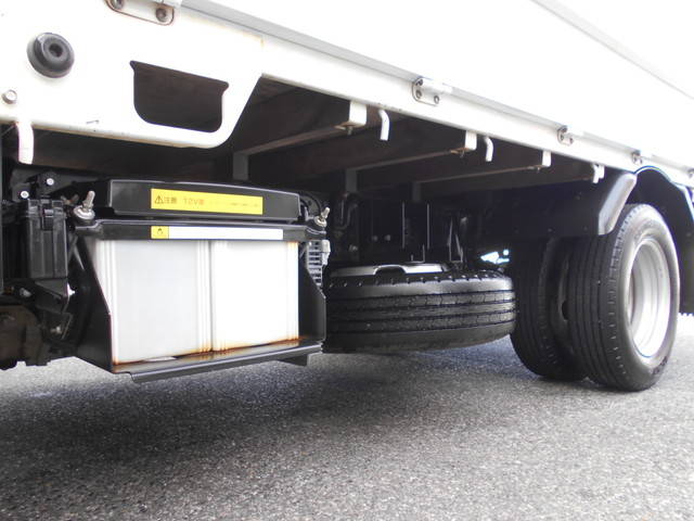 三菱ふそうキャンター平ボディ小型（2t・3t）[写真16]