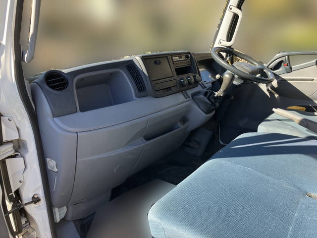 三菱ふそうキャンター平ボディ小型（2t・3t）[写真28]