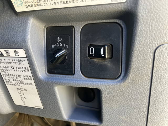 三菱ふそうキャンター平ボディ小型（2t・3t）[写真36]