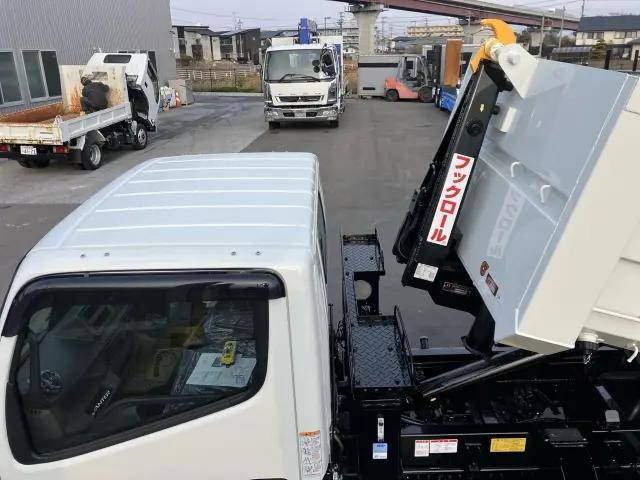 三菱ふそうキャンターコンテナ専用車小型（2t・3t）[写真11]