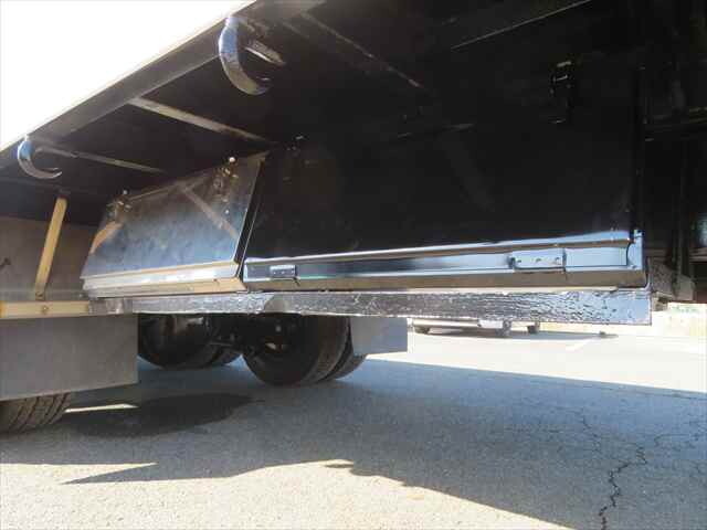 UDトラックスクオンセルフローダー大型（10t）[写真15]