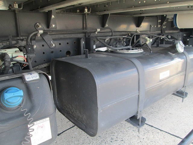 三菱ふそうキャンターアルミウイング小型（2t・3t）[写真12]