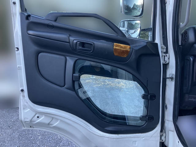 日野プロフィアパネルウイング大型（10t）[写真24]