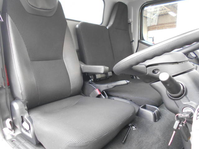 三菱ふそうキャンター平ボディ小型（2t・3t）[写真24]