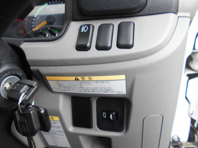 三菱ふそうキャンター平ボディ小型（2t・3t）[写真33]