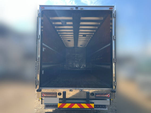 いすゞギガアルミウイング大型（10t）[写真10]