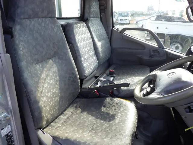 トヨタトヨエース平ボディ小型（2t・3t）[写真08]