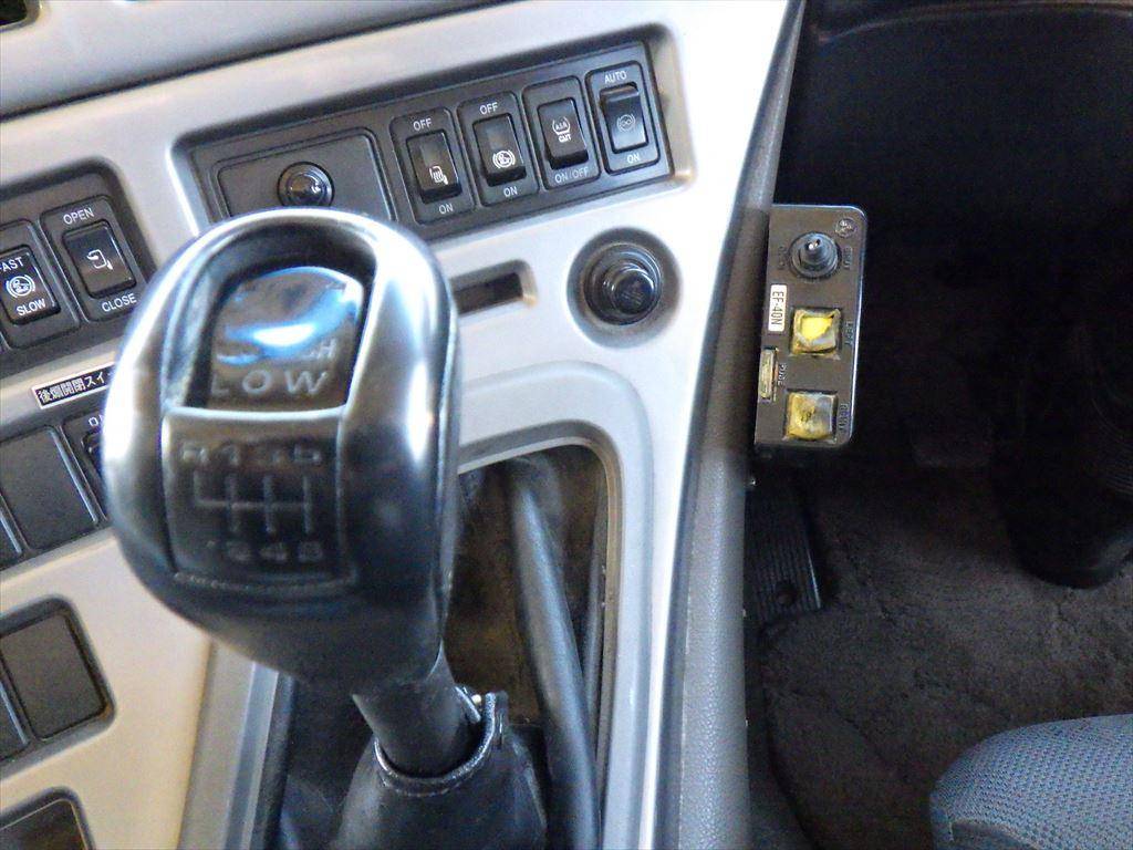 UDトラックスクオントレーラーヘッド（トラクターヘッド）大型（10t）[写真21]