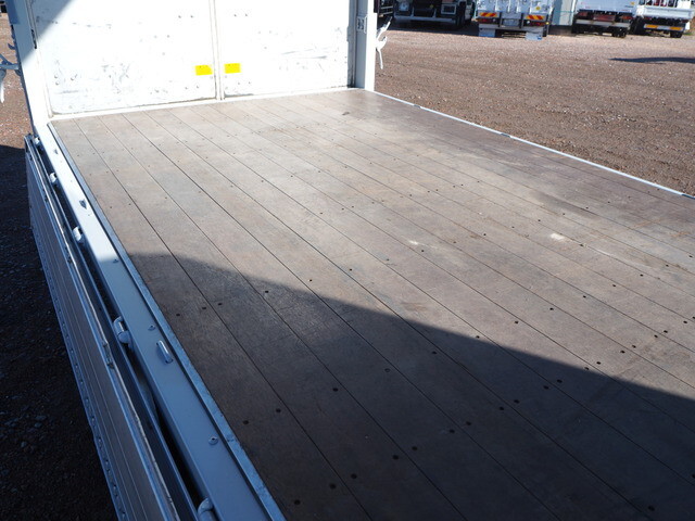 三菱ふそうキャンターアルミウイング小型（2t・3t）[写真11]