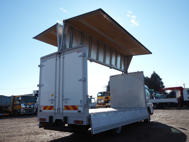 三菱ふそうキャンターアルミウイング小型（2t・3t）[写真02]