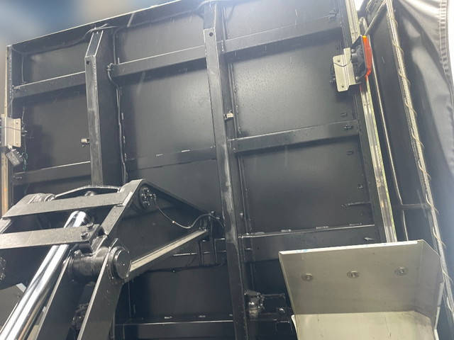 三菱ふそうスーパーグレートダンプ大型（10t）[写真12]