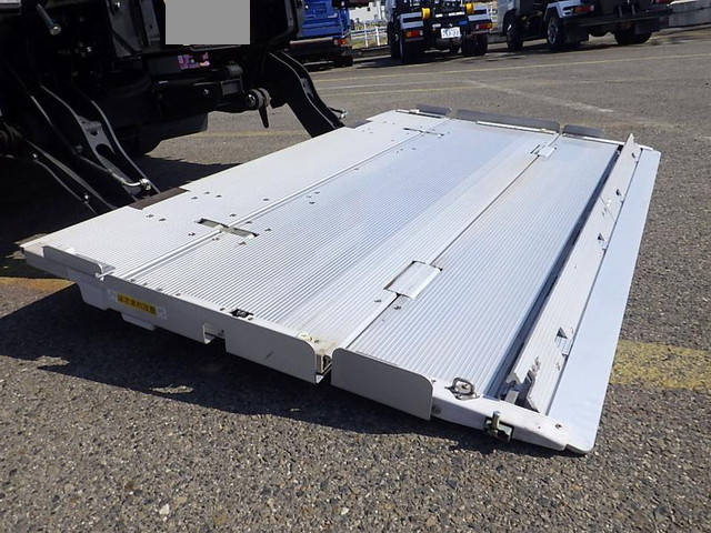 三菱ふそうキャンターパネルバン小型（2t・3t）[写真13]