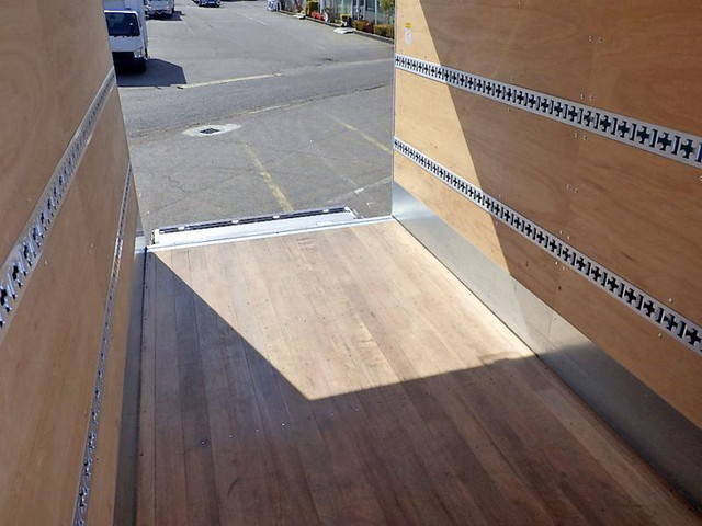 三菱ふそうキャンターパネルバン小型（2t・3t）[写真09]