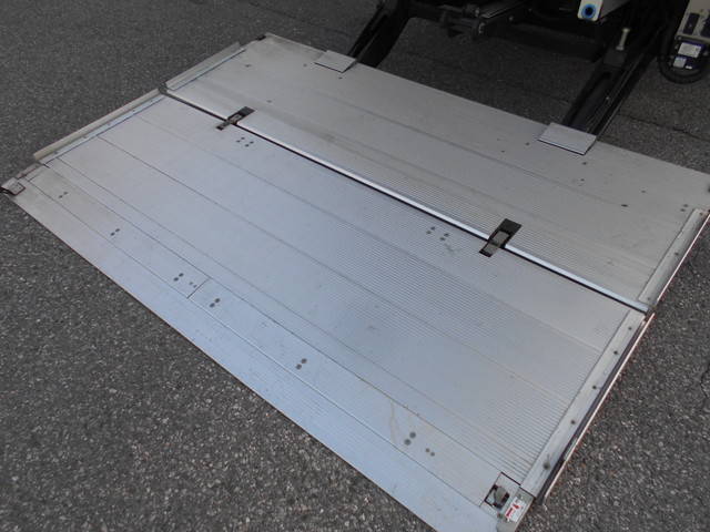 いすゞフォワードアルミウイング中型（4t）[写真10]