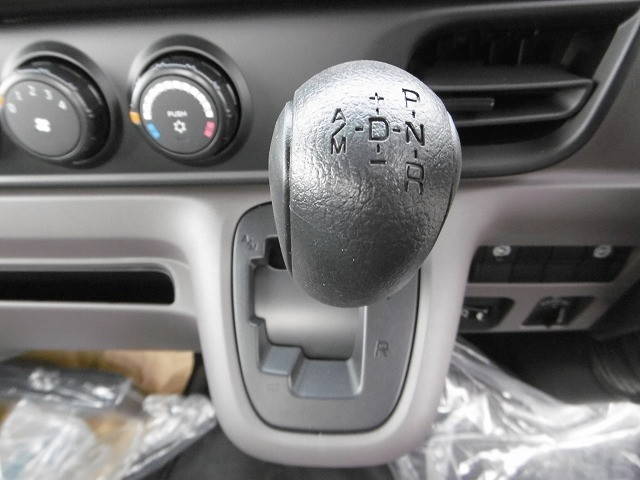 三菱ふそうキャンター平ボディ小型（2t・3t）[写真09]