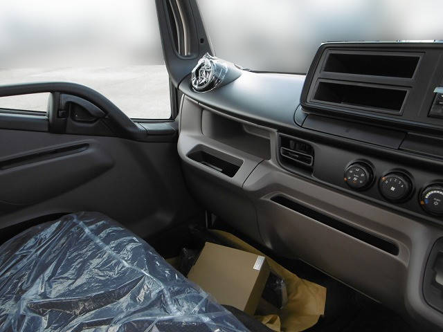 三菱ふそうキャンター平ボディ小型（2t・3t）[写真07]