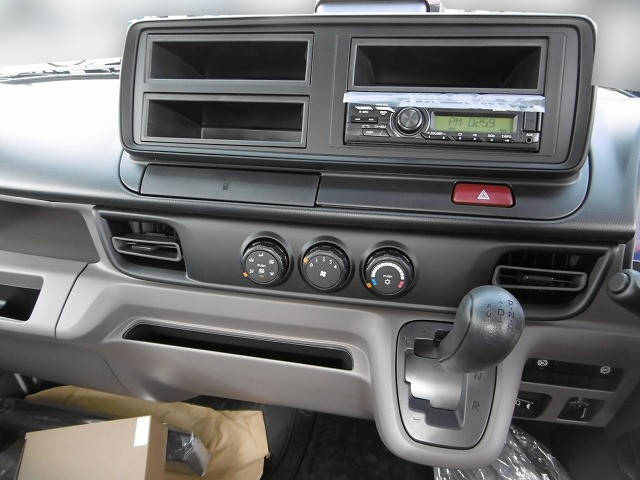 三菱ふそうキャンター平ボディ小型（2t・3t）[写真08]