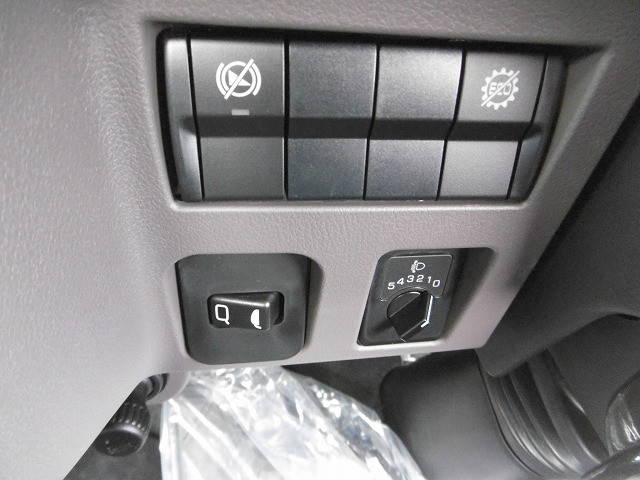 三菱ふそうキャンター平ボディ小型（2t・3t）[写真09]