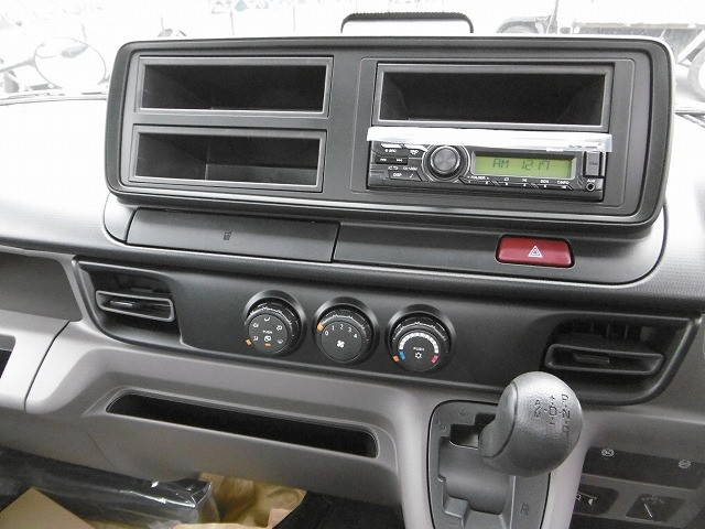 三菱ふそうキャンター平ボディ小型（2t・3t）[写真07]