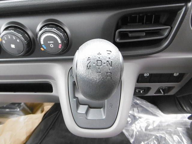 三菱ふそうキャンター平ボディ小型（2t・3t）[写真08]