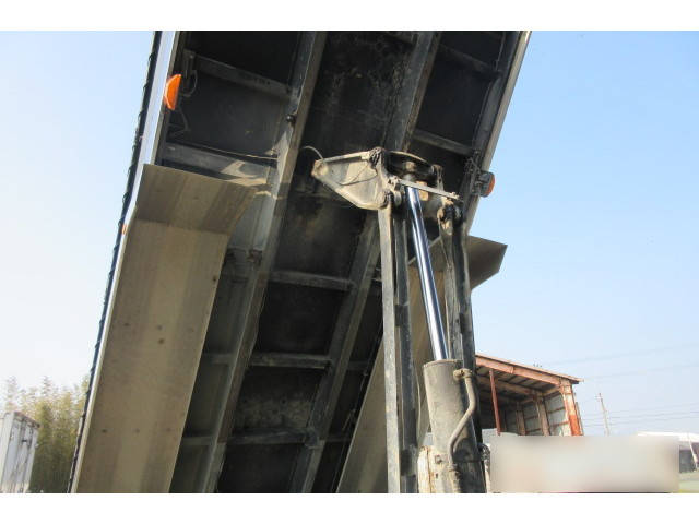 UDトラックスクオンダンプ大型（10t）[写真13]