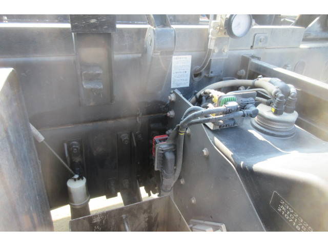 UDトラックスクオンダンプ大型（10t）[写真19]