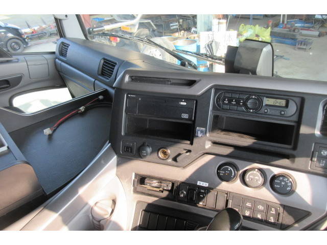 UDトラックスクオンダンプ大型（10t）[写真34]