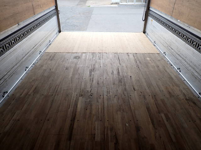 三菱ふそうファイターアルミウイング中型（4t）[写真13]