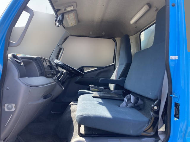 三菱ふそうキャンターアルミバン小型（2t・3t）[写真28]