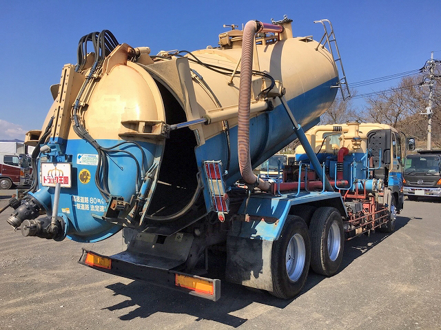 いすゞギガ汚泥吸引車大型（10t）[写真02]