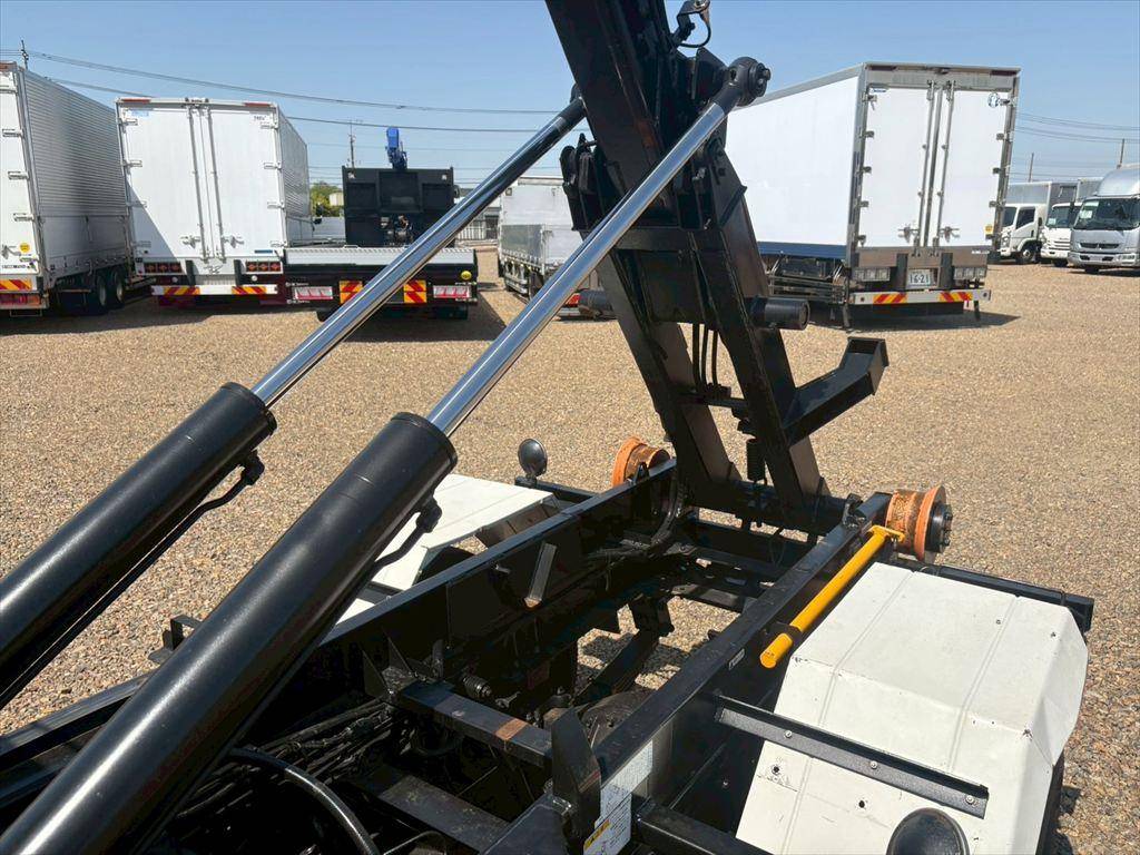 いすゞエルフコンテナ専用車小型（2t・3t）[写真09]