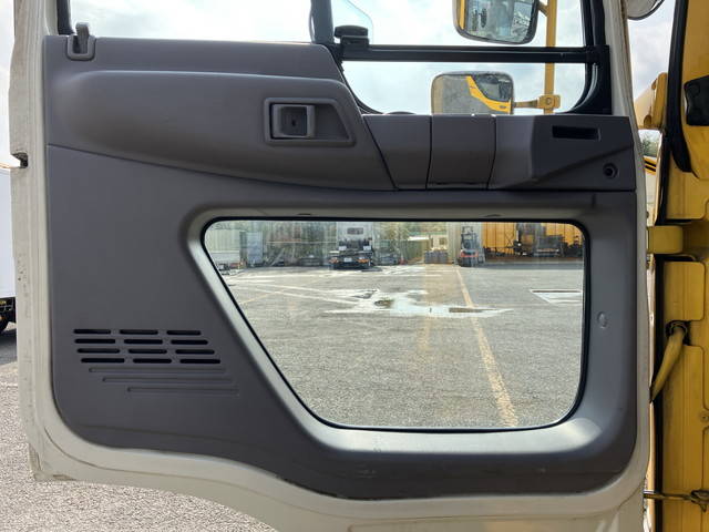 日野プロフィア平ボディ大型（10t）[写真24]