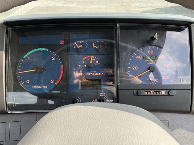 日野プロフィア平ボディ大型（10t）[写真31]