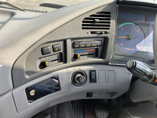 日野プロフィア平ボディ大型（10t）[写真33]