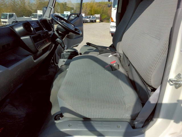 トヨタトヨエース平ボディ小型（2t・3t）[写真13]